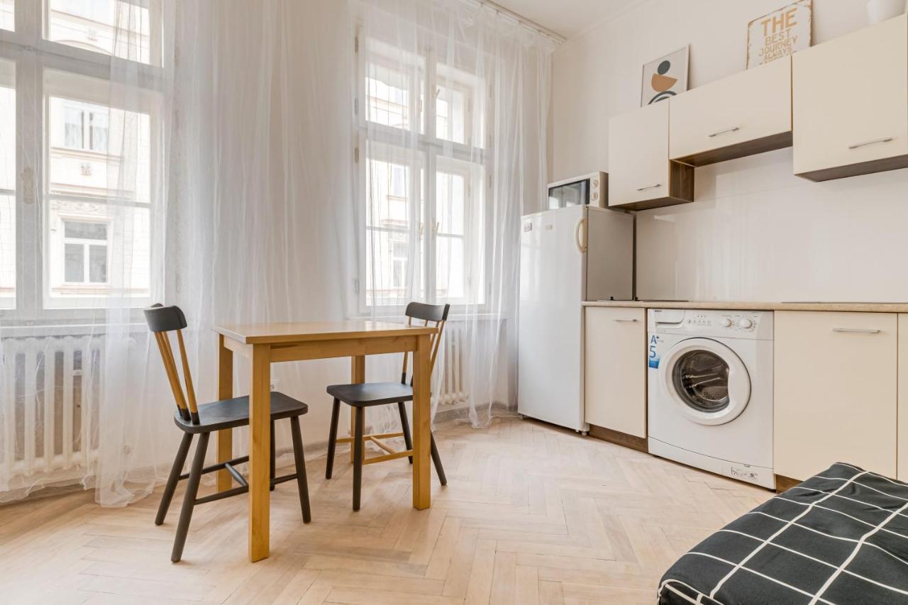 Vita Nejedleho Apartments Prag Exterior foto