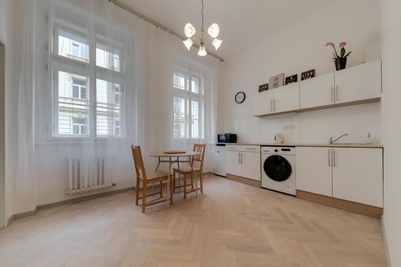 Vita Nejedleho Apartments Prag Exterior foto
